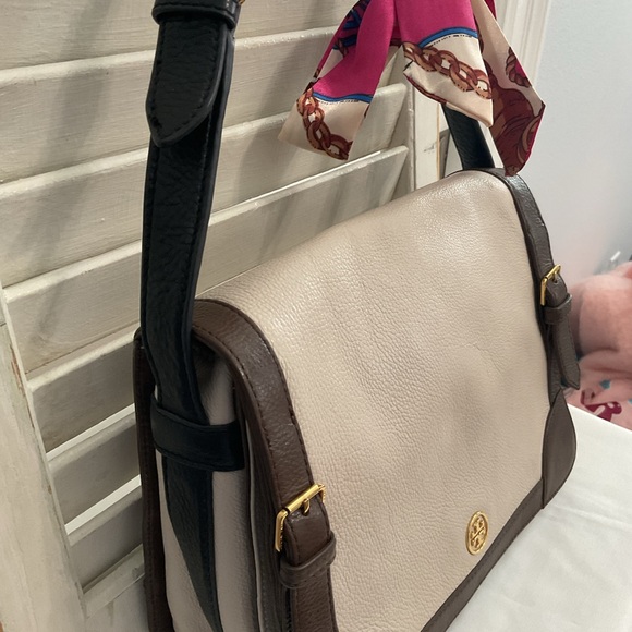 Tory Burch Cream and Brown Shoulder Bag with Gold Accents - Picture 4 of 16